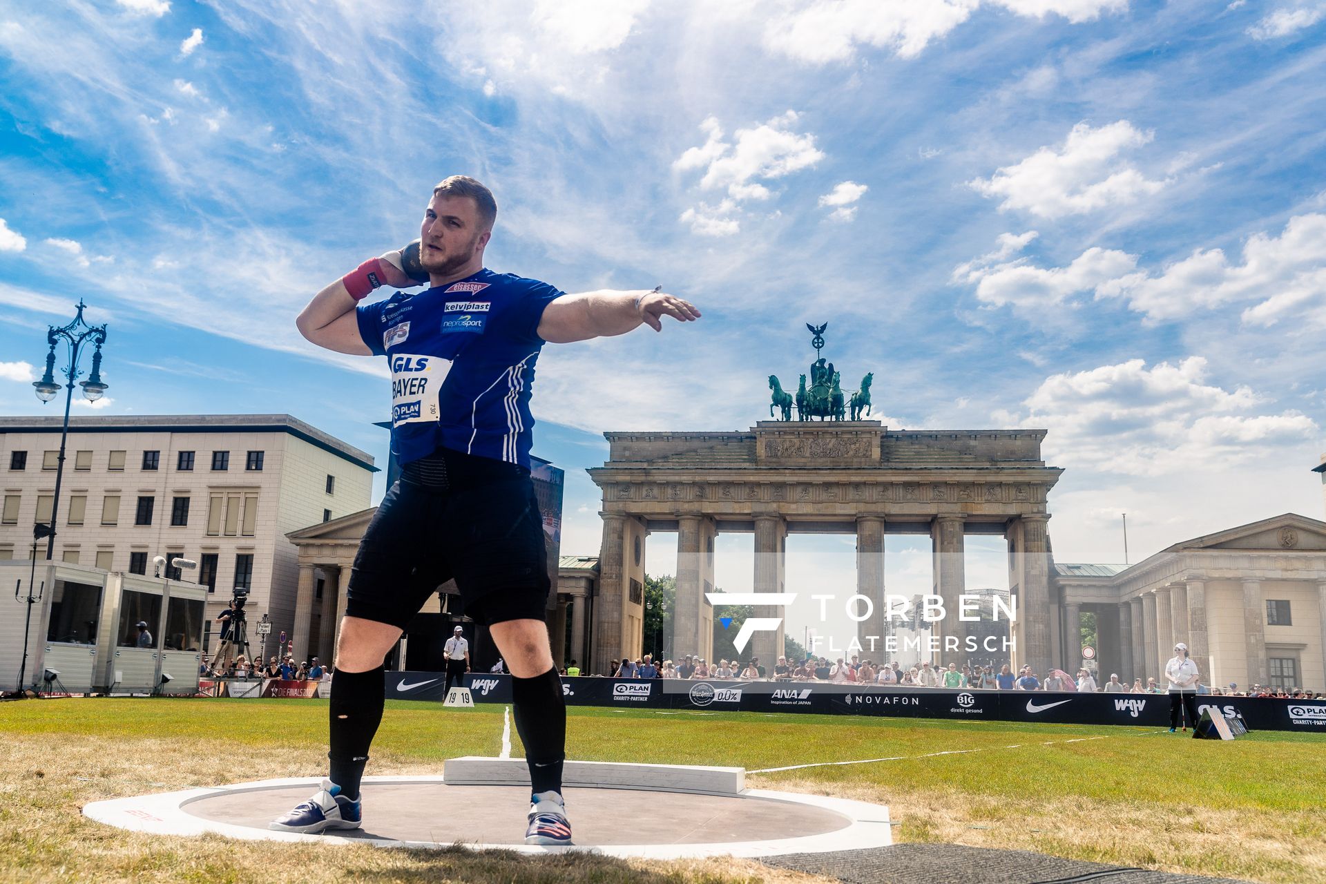 Simon Bayer (VfL Sindelfingen) beim Kugelstossen waehrend der deutschen Leichtathletik-Meisterschaften auf dem Pariser Platz am 24.06.2022 in Berlin